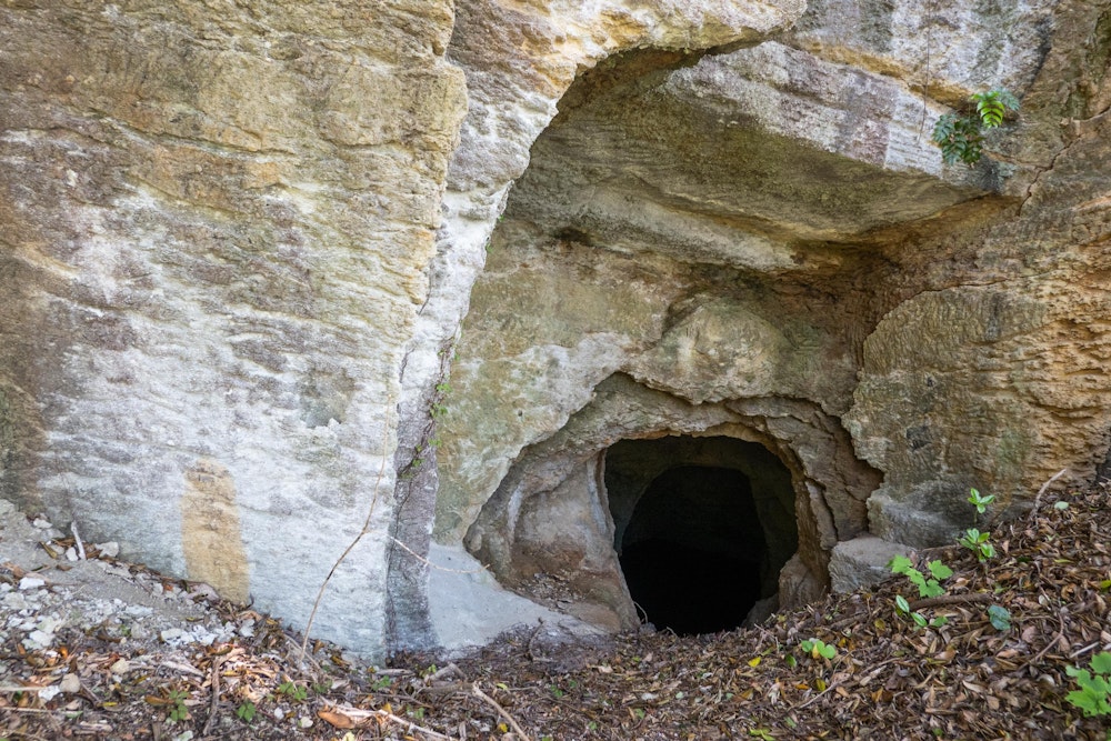 <p>雲見から岩地を結ぶ山道は三浦歩道という名が付いている。ここは「伊豆石」とよばれる良質な石が取れることが古くから知られ、江戸城の築城のための石を切り出す場所として使われていたそうな。<br>その跡が今もはっきりと残っている。</p>