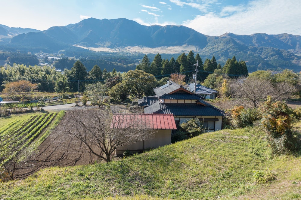 <p>俵山峠に直接戻るバスはないが、できるだけバスで近づいあと、残った区間は歩く。<br>正面に見えるのが俵山。あの肩にある俵山峠を目指して、寄り道しながらのんびりと戻った。<br>南阿蘇外輪山を高森峠まで完全縦走とはならなかったが、全体として楽しい山歩きだった。<br>そして南阿蘇がのどかでいいところだった。</p>