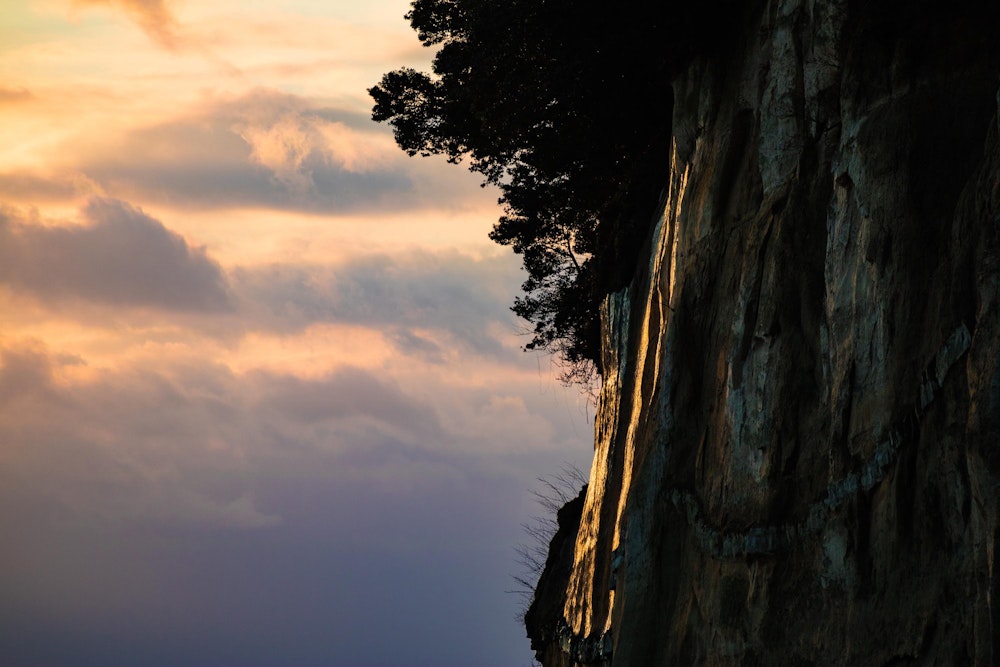<p>見附島の岩壁を拡大。</p>