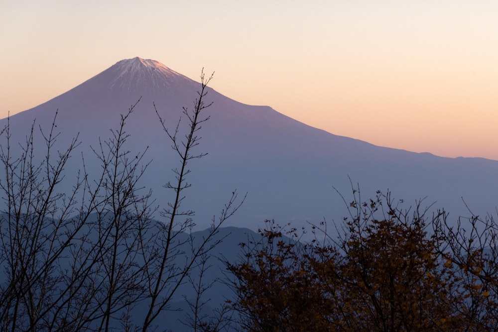 <p>二日目、よく晴れた朝、赤く浮かぶ富士山が綺麗だった。<br>山頂部はうっすらと冠雪している。</p>