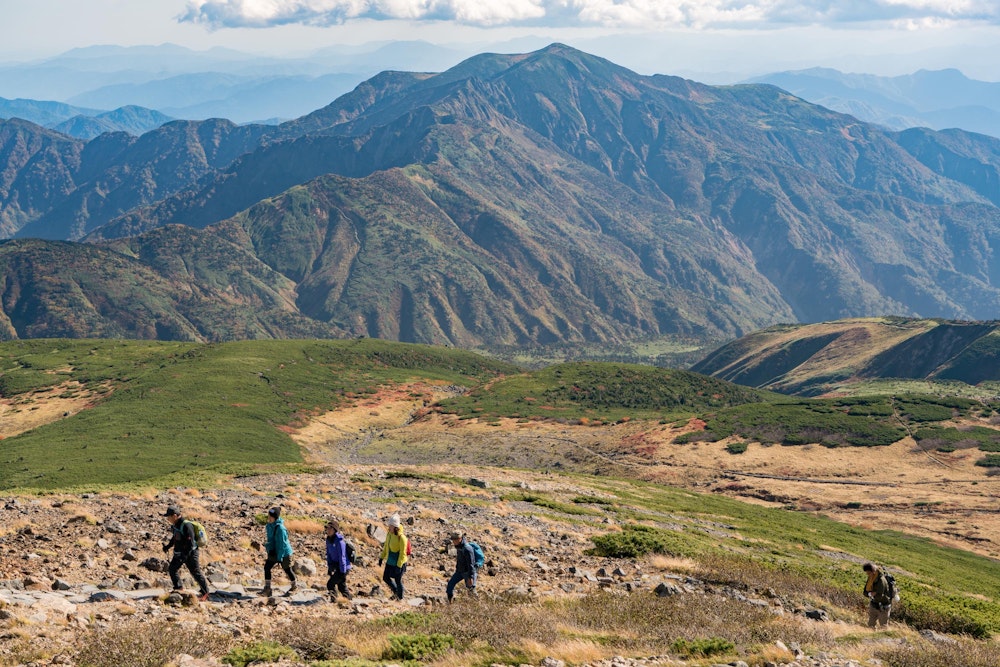 <p>これから登ってくる登山者と、別山の遠望。</p>