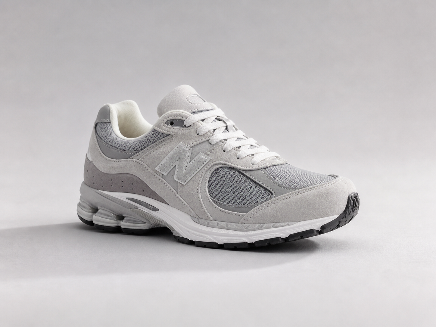 グレー系のNew Balance 2002RX GORE-TEXの素材感がわかる製品アップ