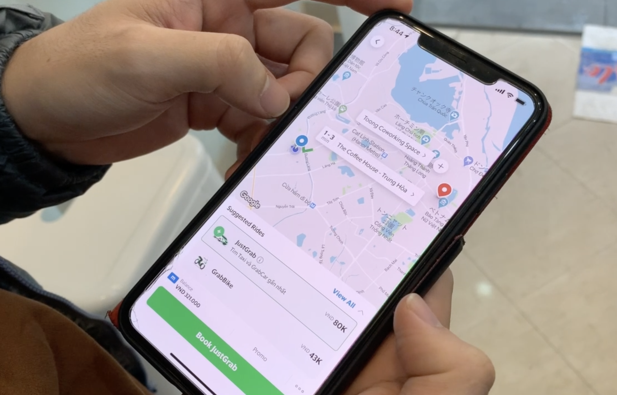 Grabで実際に配車を試す様子