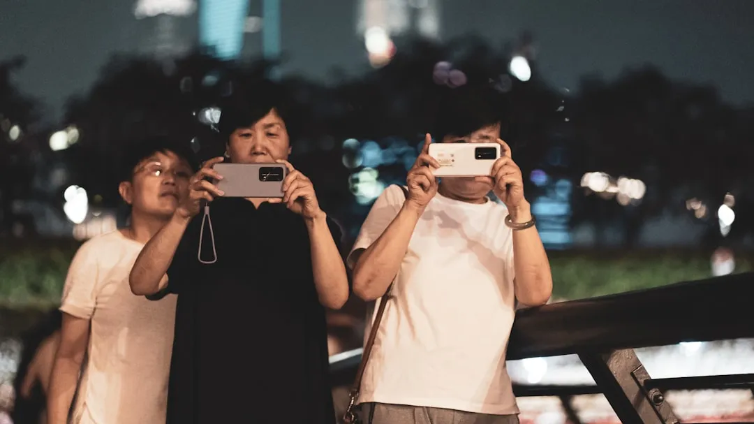 スマートフォンでゲームをプレイする若年層——ゲーム空間は若者の可処分時間を吸収する重要な接点」 width=