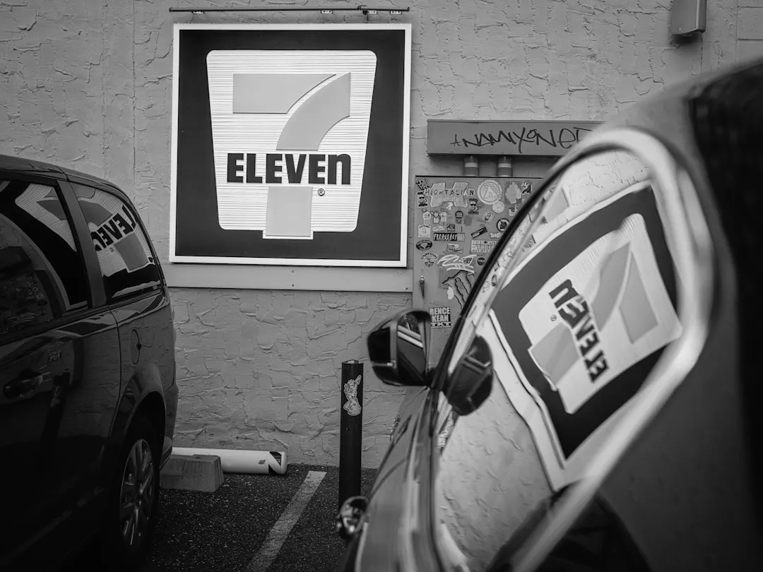 セブン-イレブンをはじめとするコンビニチェーンの店舗外観。各チェーンのリテールメディア戦略を比較する