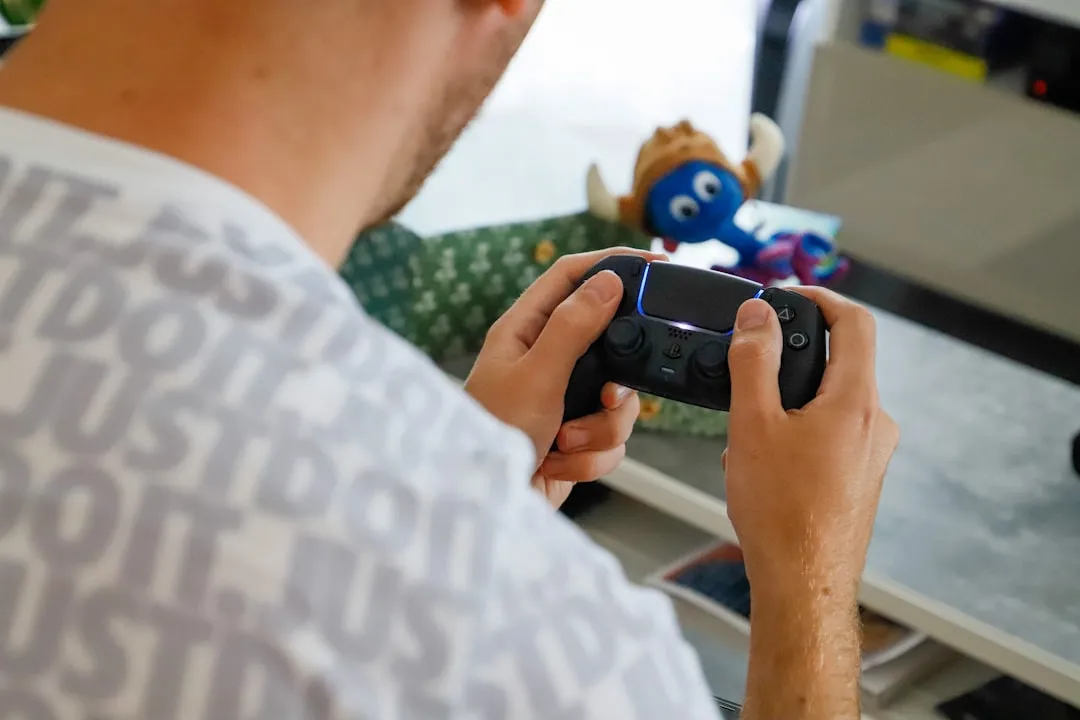 スマートフォンでゲームをプレイするユーザーのゲーム内広告イメージ
