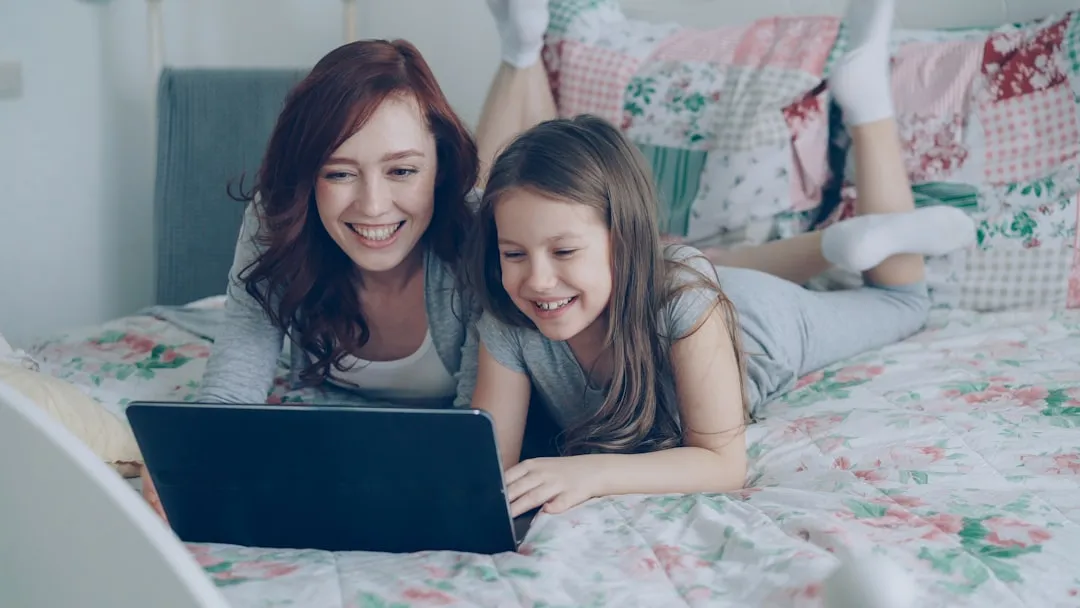 子どものオンラインプライバシー保護とデジタル規制のイメージ