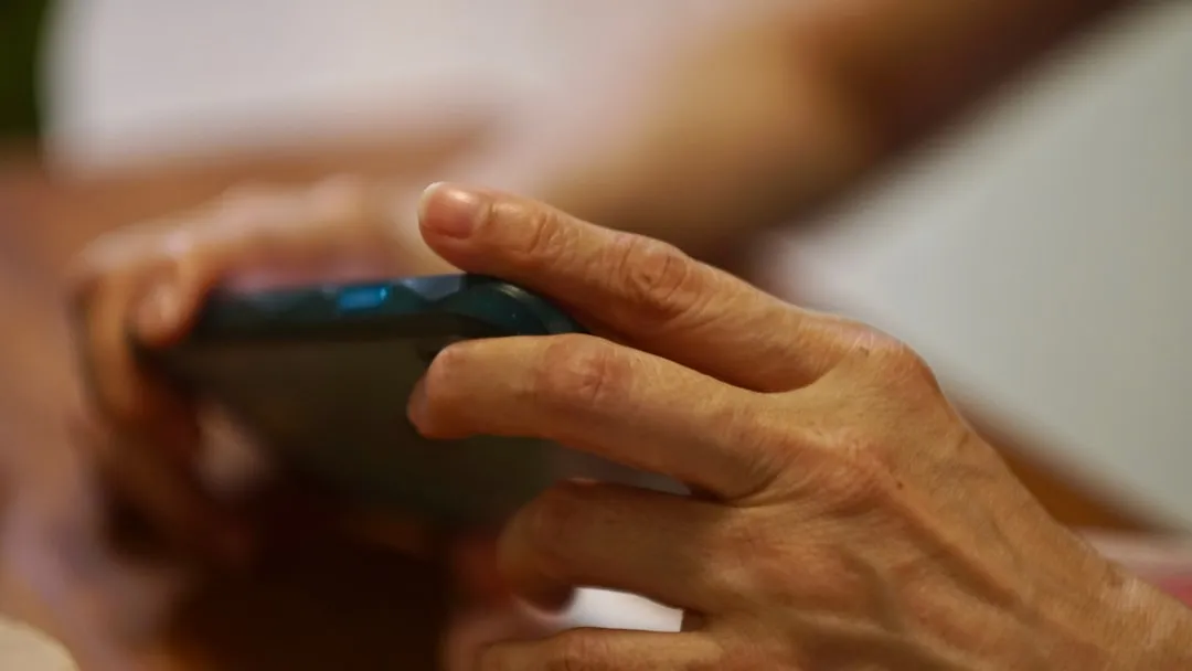 スマートフォンを操作するペット保有者層のデジタル行動イメージ」width=