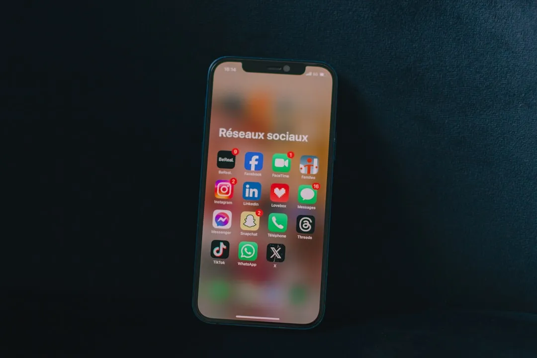 スマートフォンのアプリ画面に表示されるモバイル広告・SNS広告のイメージ。業種別のデジタル広告活用を示す」 width=