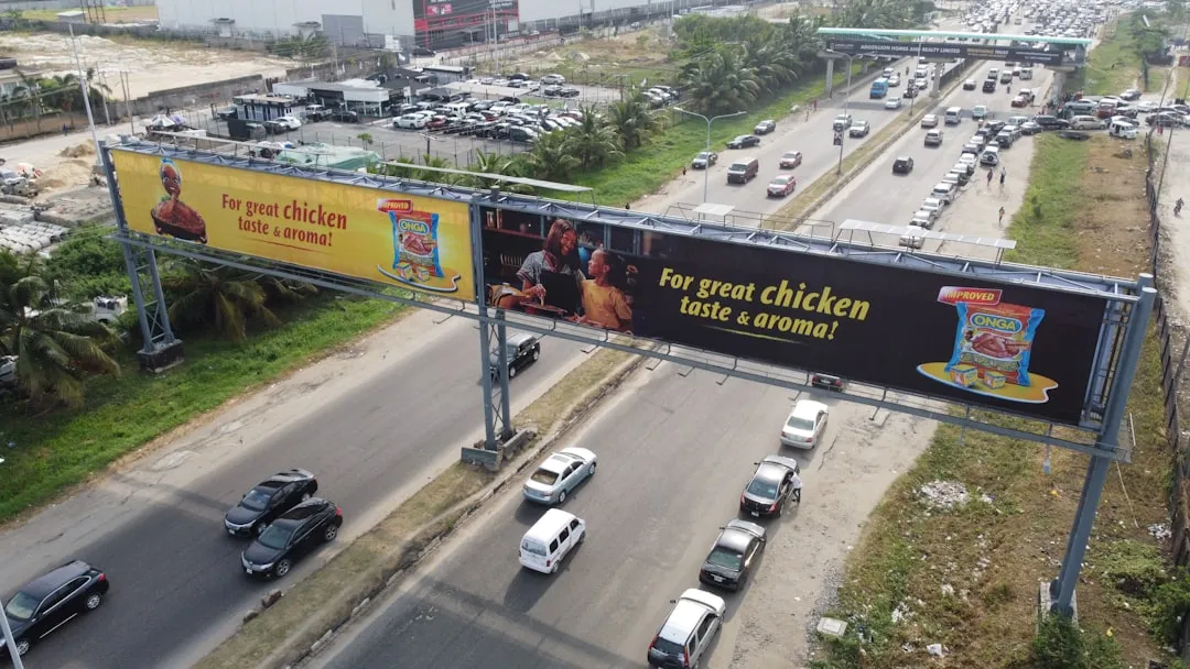 ゲーム空間内の看板型広告（サイネージ型）に食品・飲料ブランドのロゴが表示されているイメージ