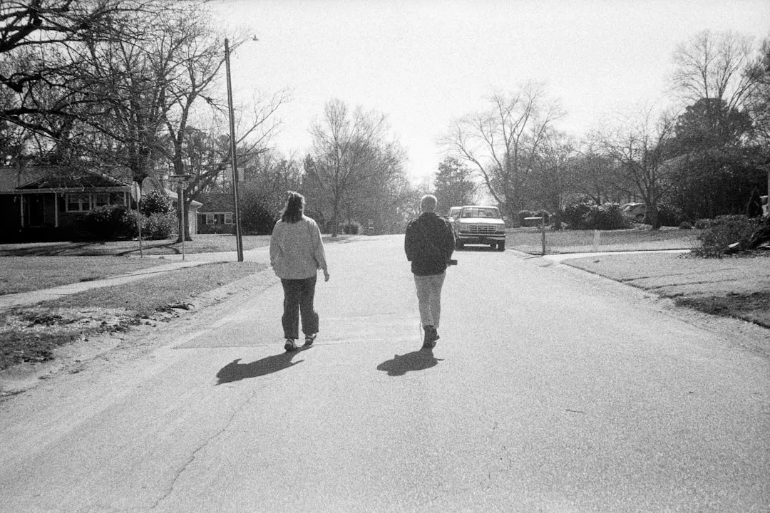 ファンベースマーケティングの概念：ブランドを愛するファンがコミュニティを形成している様子