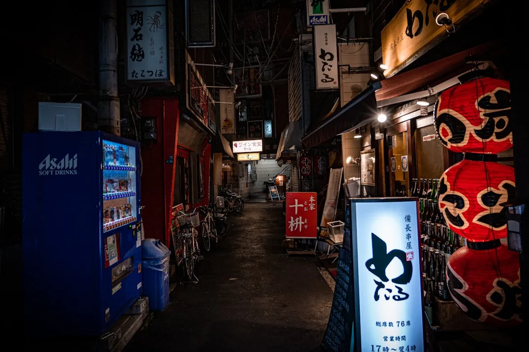 飲料自動販売機がある日本の商店街の様子
