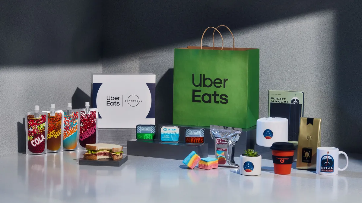 Uber EatsとStarfieldのコラボで実物化されたゲーム内フードやグッズ。Uber Eatsの紙袋とともに並ぶ