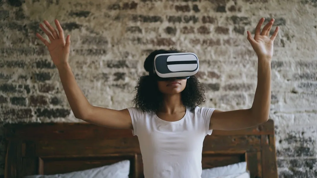 VRヘッドセットを装着して没入型ゲーム体験をするユーザー：フロー状態と広告記憶のイメージ