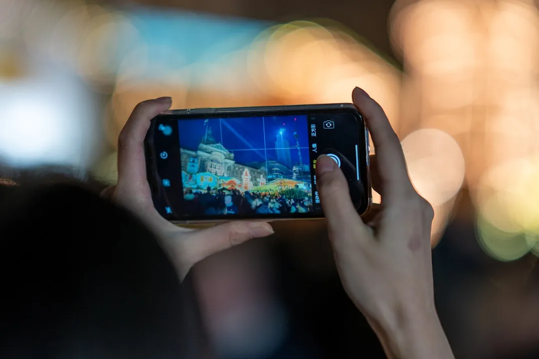 ゲーム内の看板・モニターに動画広告が表示されるサイネージ型ゲーム内広告のイメージ