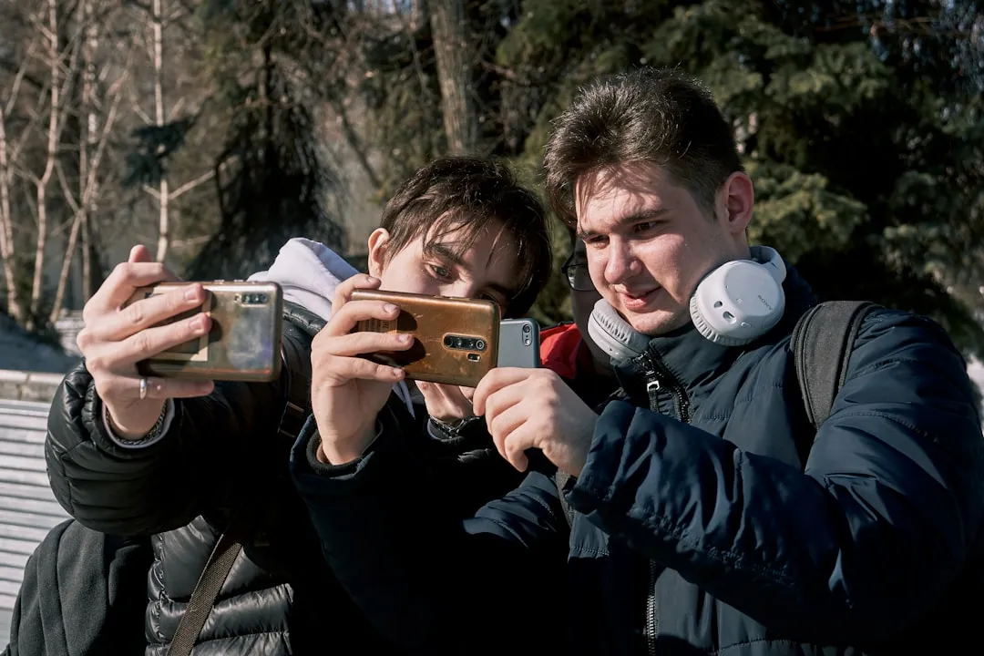 モバイルゲームを楽しむ若者たちとゲーム内広告のリーチイメージ