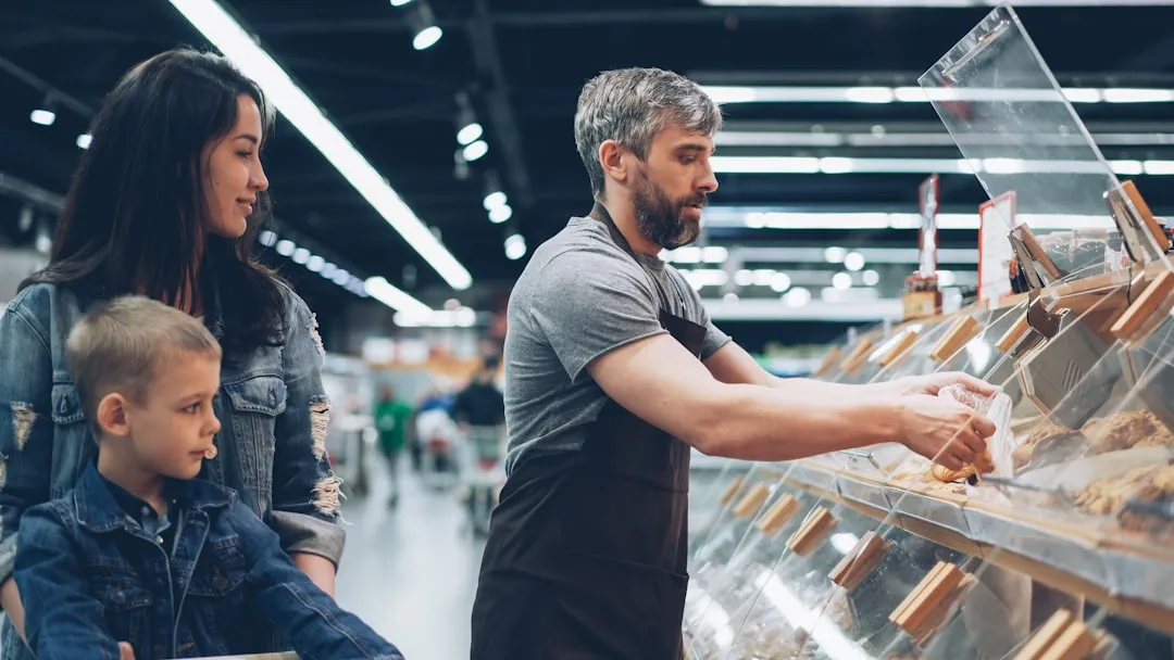 共働き世帯と専業主婦世帯の推移グラフ（2024年時点で共働きが約71.9%）