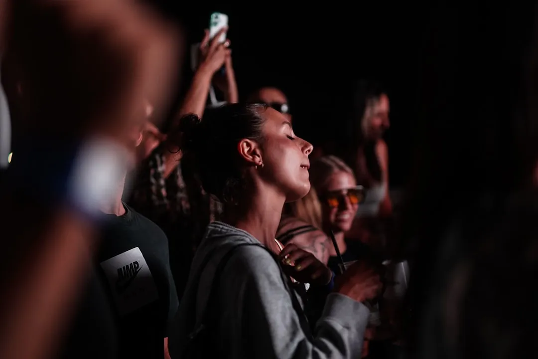 Z世代がSNSやスマートフォンを通じてデジタルメディアと接触するシーン