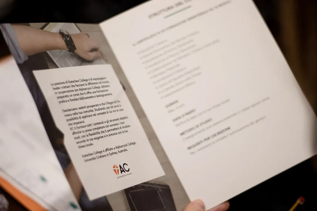 広告効果を社内プレゼンテーションで報告する様子