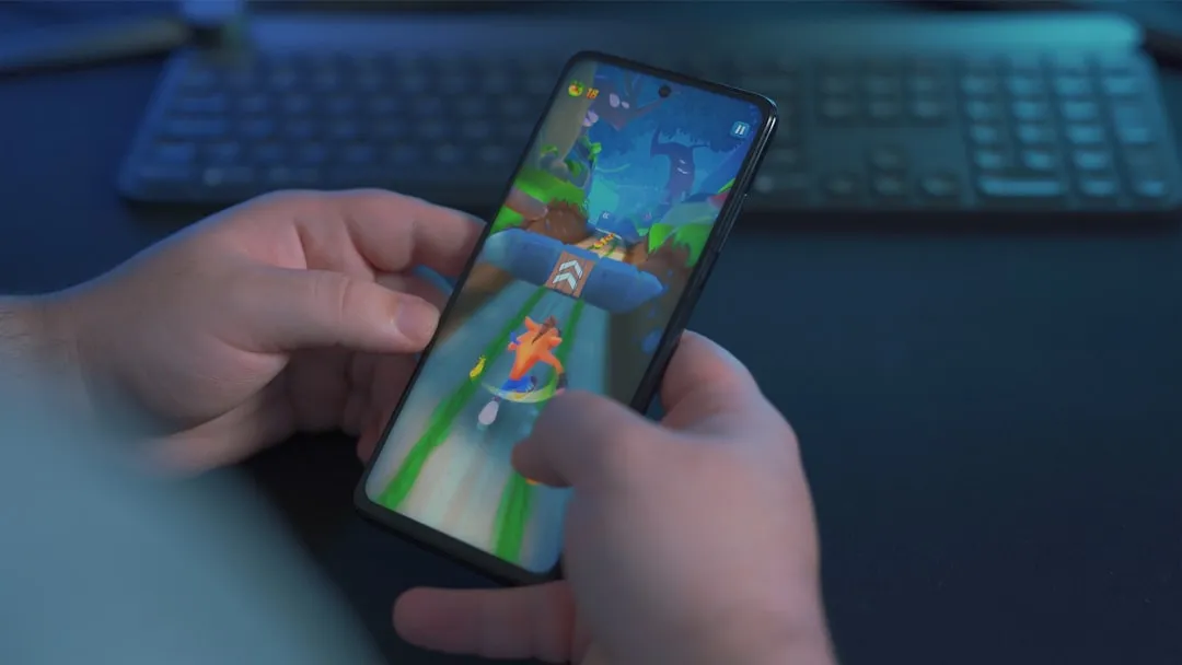 スマートフォンでカジュアルゲームを楽しむユーザーのイメージ