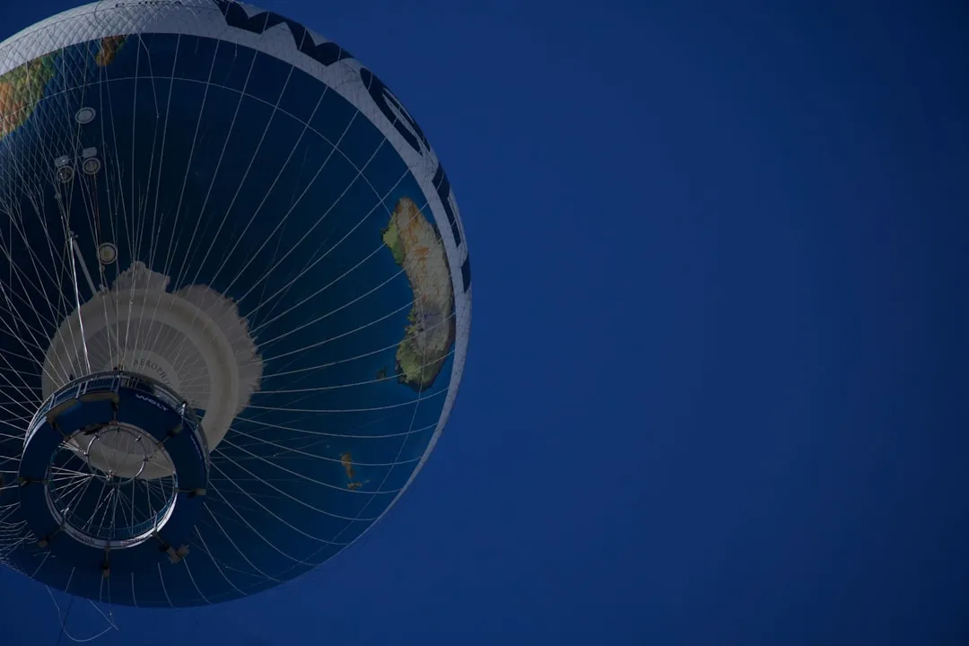 Ad-Virtua（アドバーチャ）のゲーム内サイネージ広告：ゲーム空間の看板・モニターにブランドロゴが表示されているシーン