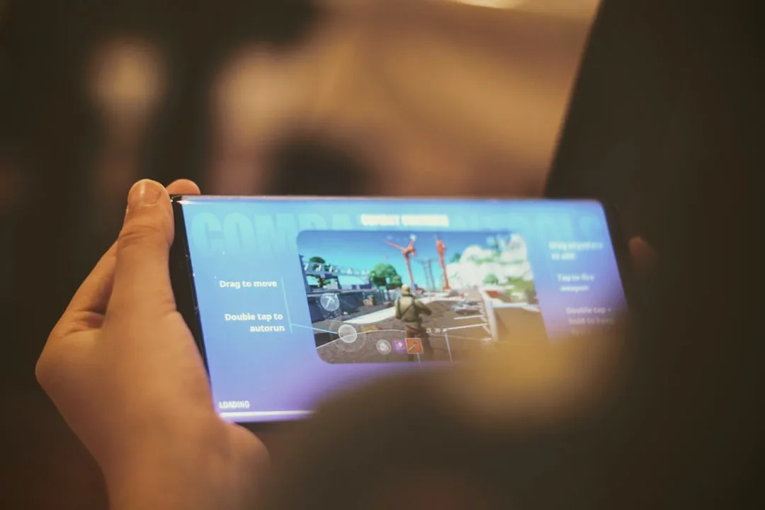 モバイルゲームをプレイするスマートフォンのイメージ(XGame事例のイメージ画像)
