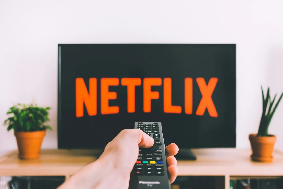 OTT動画広告のイメージ：大画面テレビでストリーミング配信を視聴