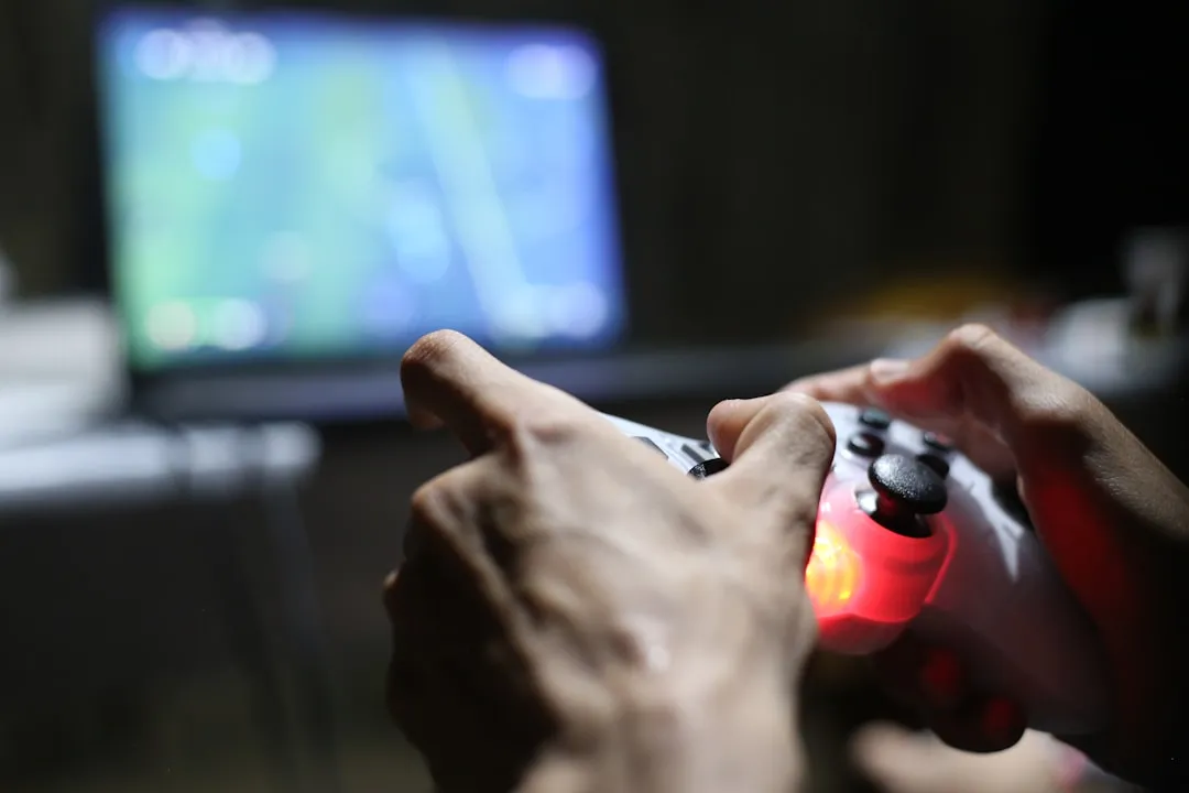 コントローラーを握りゲームをプレイするZ世代の若者。ゲーム内広告はテレビ視聴時間が短い若年層への追加接触に有効