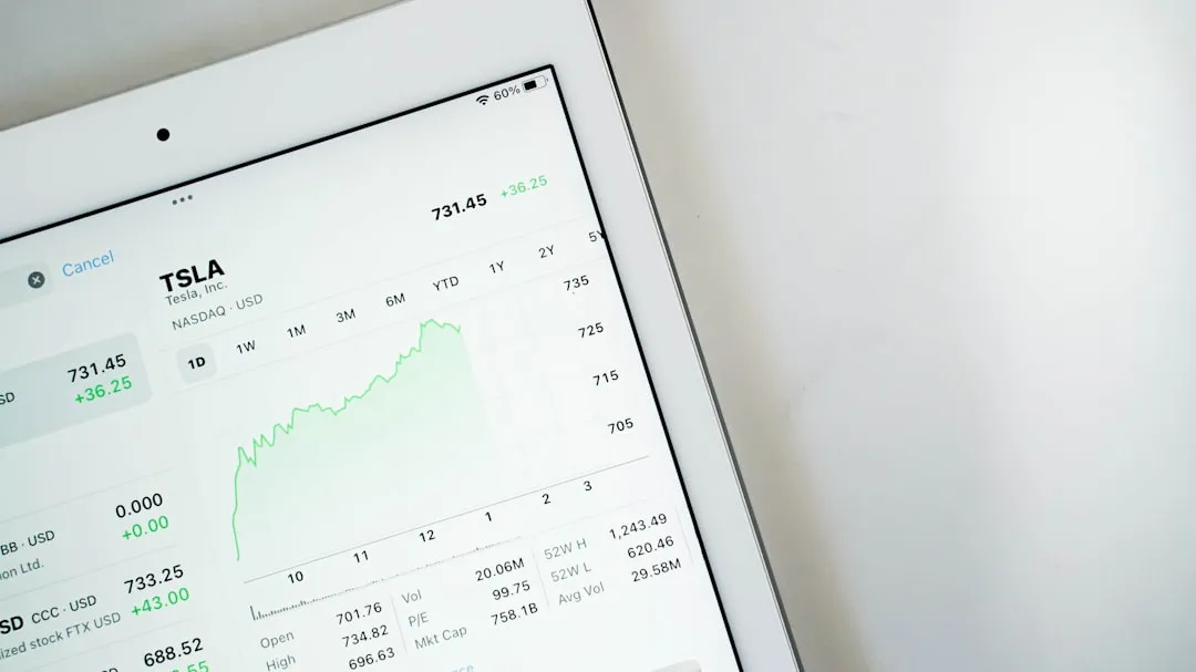 データアナリティクスダッシュボードでマーケティングデータを分析する様子