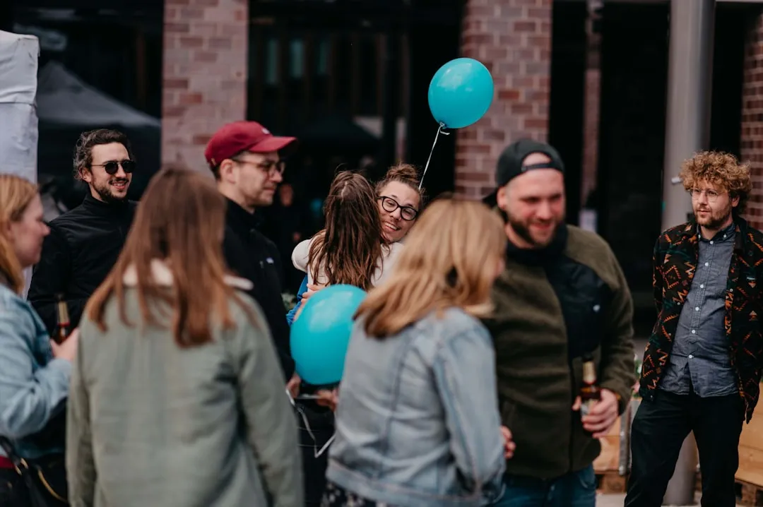 コミュニティマーケティングの概念図：企業と顧客、顧客同士の双方向コミュニケーション