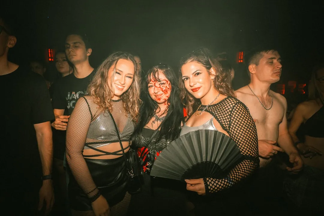 ファン文化とコミュニティ：推し活を楽しむ若い世代のイメージ」 width=