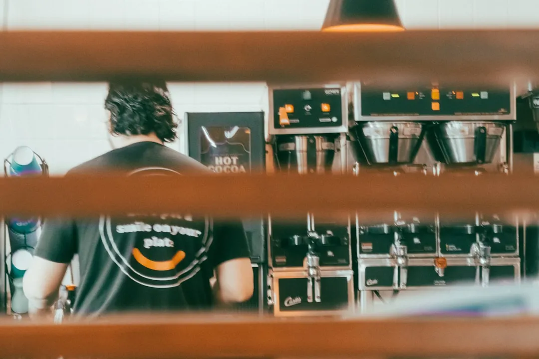 飲料ブランドの若年層向けマーケティング施策全体像を示すシーン