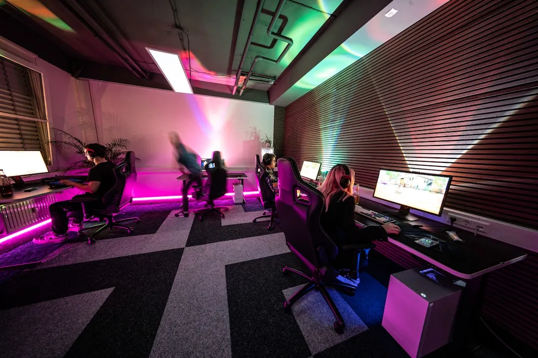 ゲーマーが集まってプレイするゲームコミュニティの様子