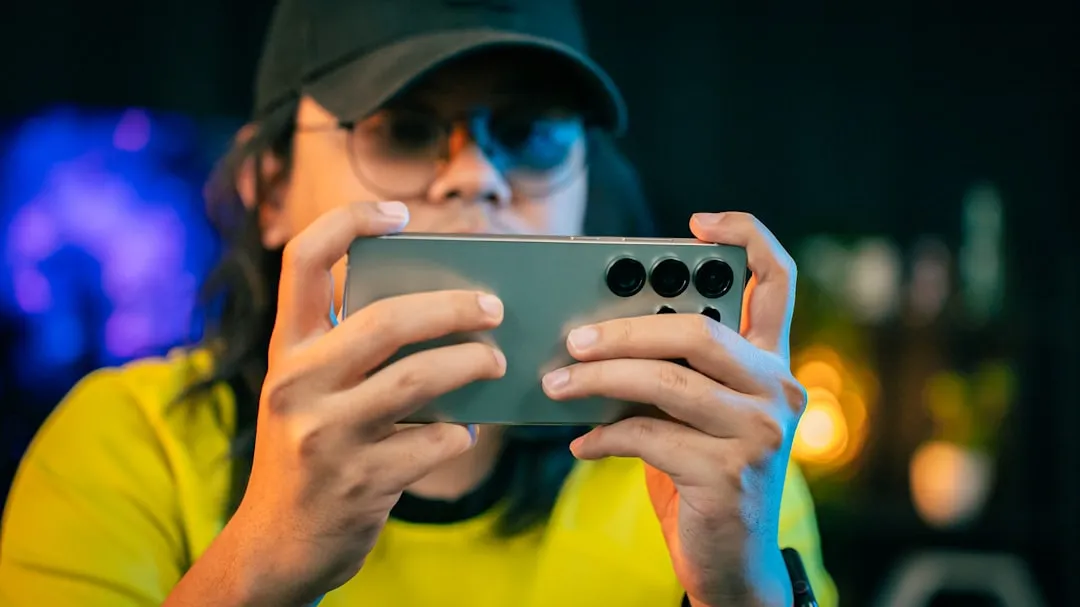 デジタル体験型広告・ゲーム内広告のイメージ（スマートフォンとモバイルゲーム）