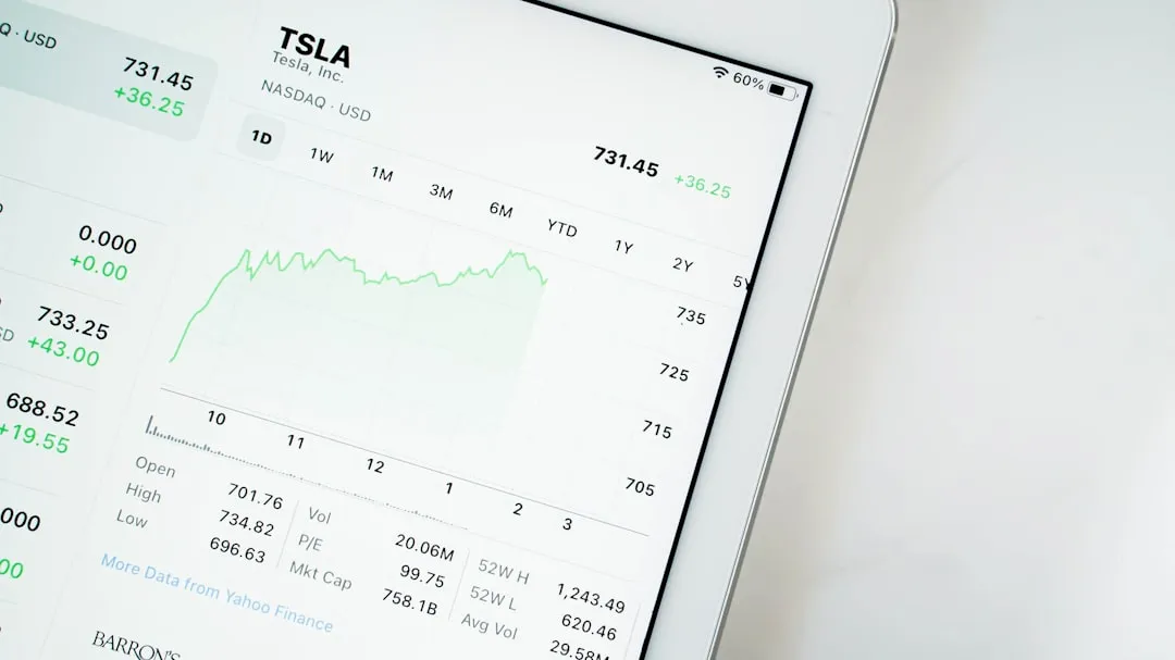 マーケティングKPI指標を示すグラフィカルなUIダッシュボード画面」 width=