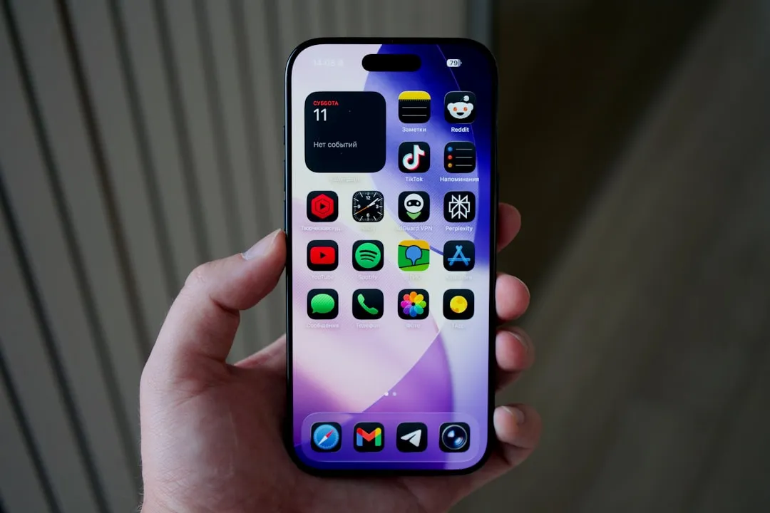 Z世代がスマートフォンでSNSや動画を視聴している様子」 width=