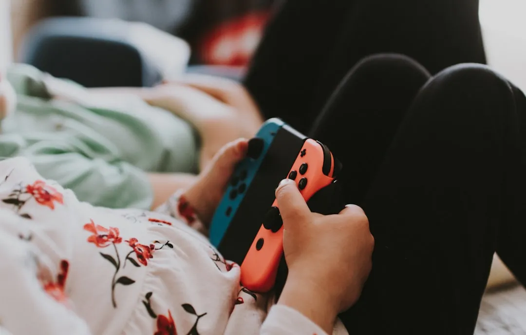 ゲームコントローラーを持つ若者とゲーム内広告のイメージ