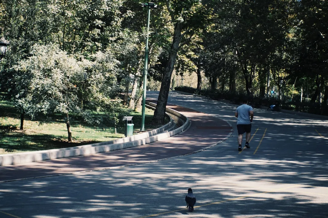 アウトドアでランニングを楽しむ健康志向の人々とゲーミフィケーションの関係性