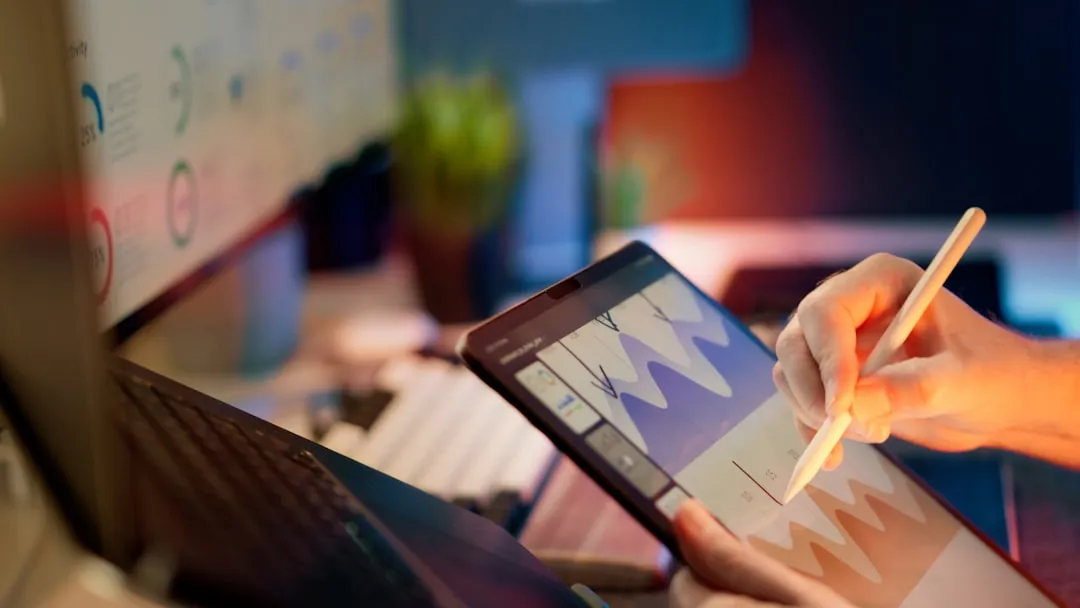 デジタルマーケティング戦略と媒体選定を検討するマーケター（セグメント別媒体選定マトリクスのイメージ）