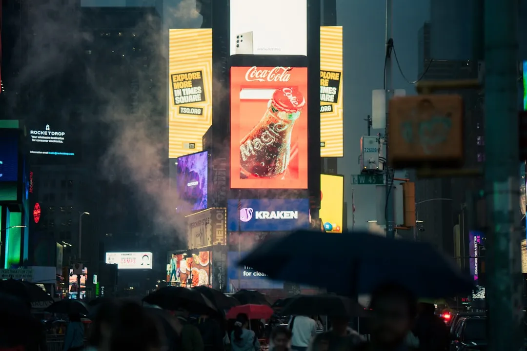 日常の都市空間に自然に溶け込むアンビエント広告のイメージ。街頭の人々と広告の融合」
