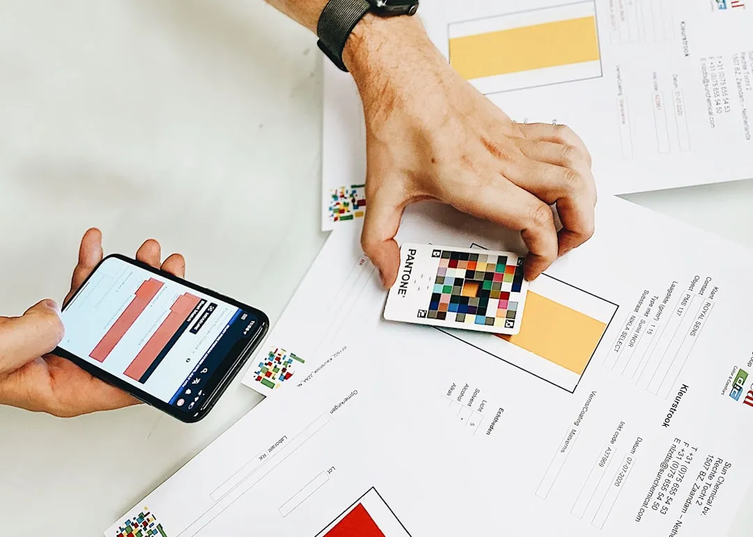 コンテンツマーケティング戦略を検討するマーケティング担当者」 width=