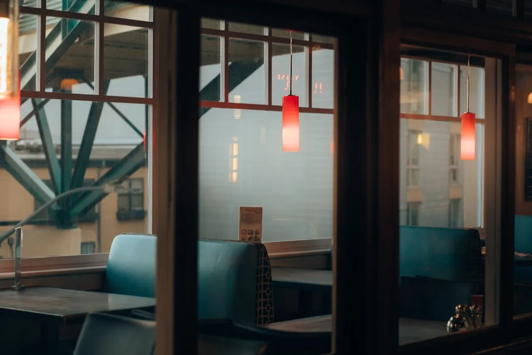 デジタル空間のネオンライト：ゲームプラットフォームの近未来的イメージ