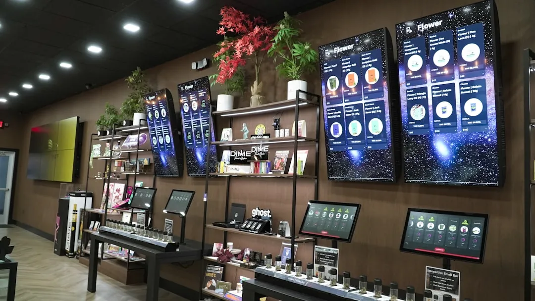 小売店舗に設置されたデジタルサイネージ広告のディスプレイ