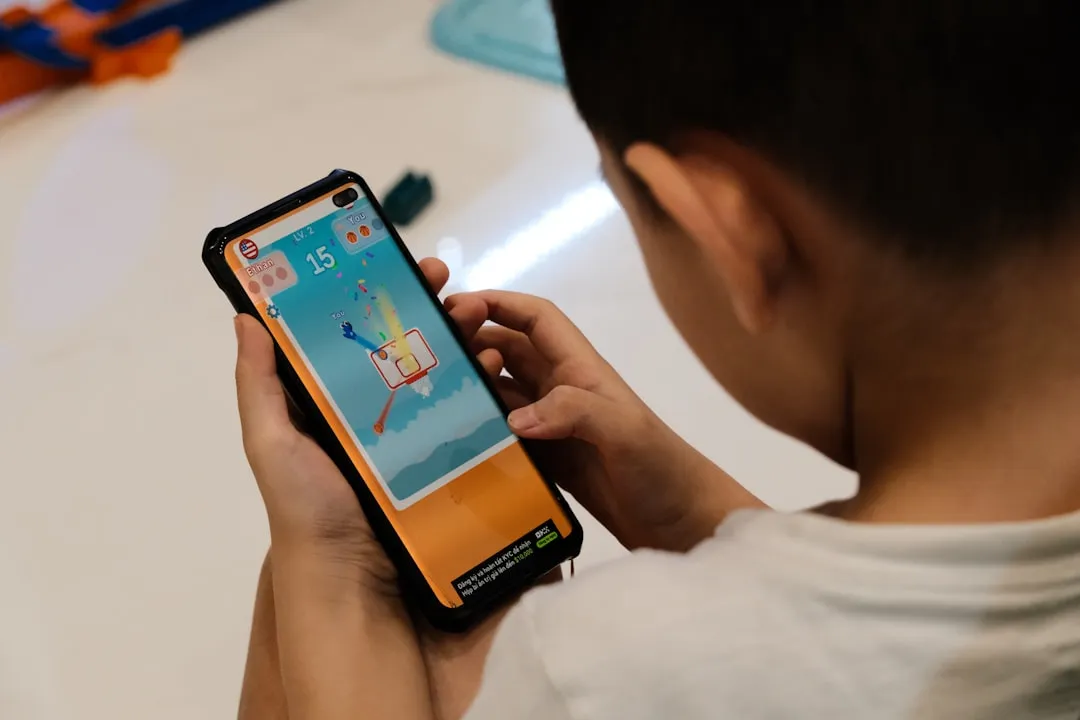 スマートフォンでモバイルゲームをプレイする様子。ゲーム内広告のROI評価における認知・記憶・購買の3層構造を考察するセクションの導入画像。