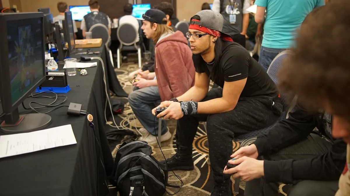ゲームイベント会場でプレイに集中する参加者とコミュニティの様子