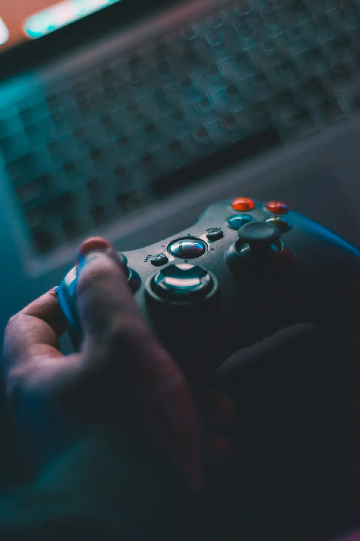 ゲームコントローラーを操作するプレイヤー。プレイ体験を阻害しないゲーム内サイネージ広告のイメージ