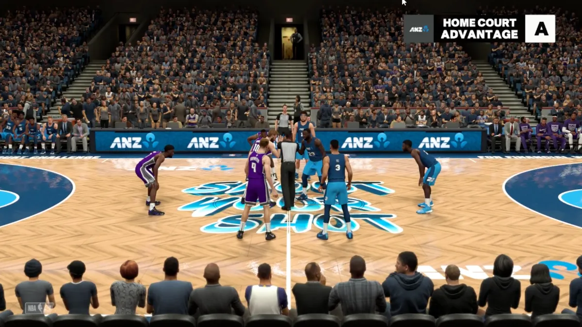 NBA 2Kの試合画面。コート脇の広告看板にANZのロゴが並び、右上に「HOME COURT ADVANTAGE」の表示