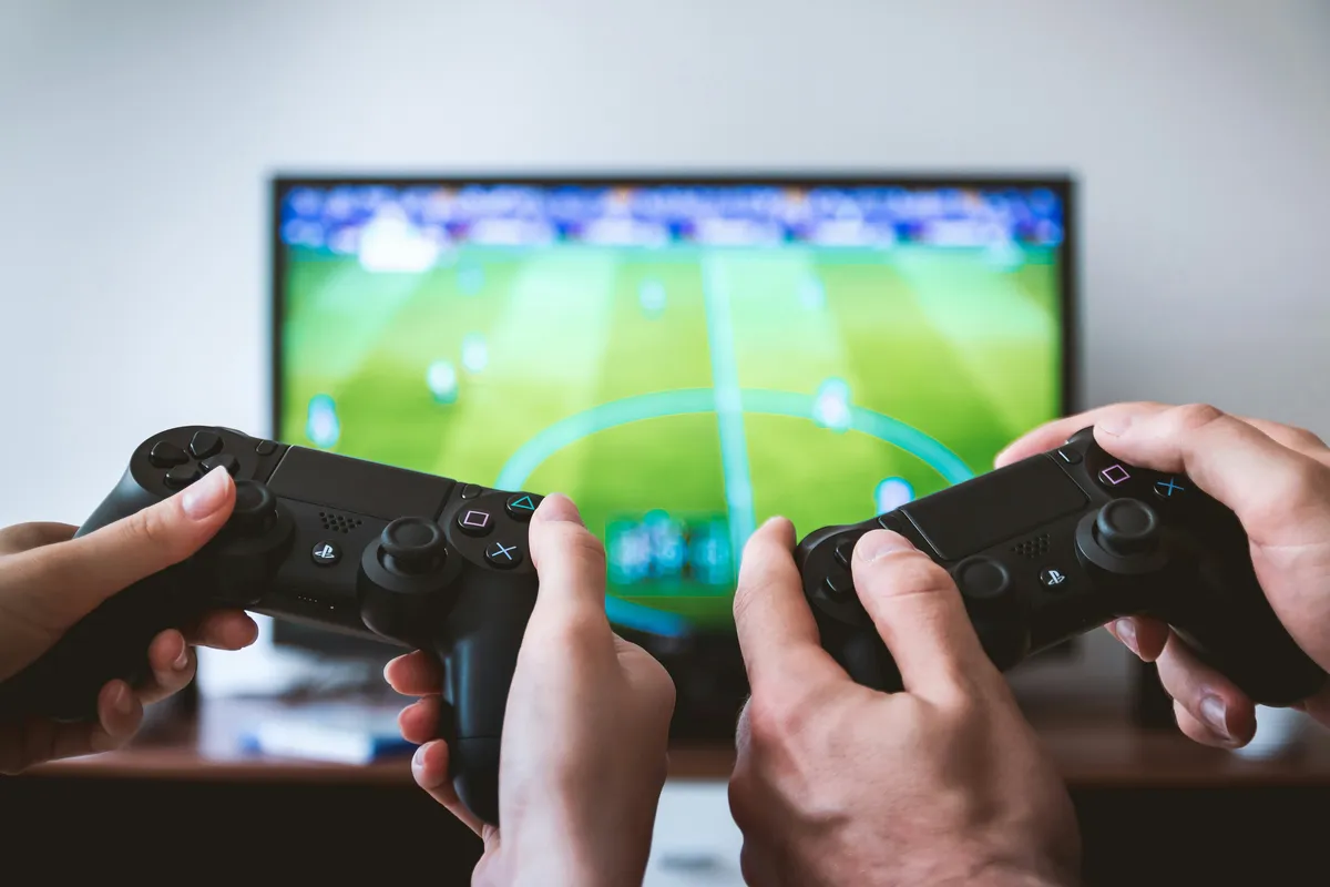 若者2人がコントローラーでゲームを楽しむ様子——Z世代・若年層へのリーチとゲームプレイヤーのターゲティング