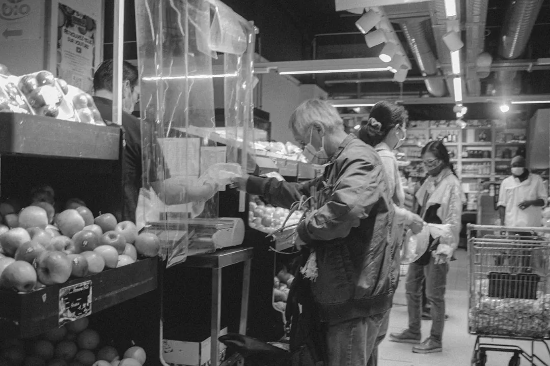 スーパーマーケットで子どもと買い物をする家族の様子。Z世代・α世代の購買影響力を象徴するシーン。