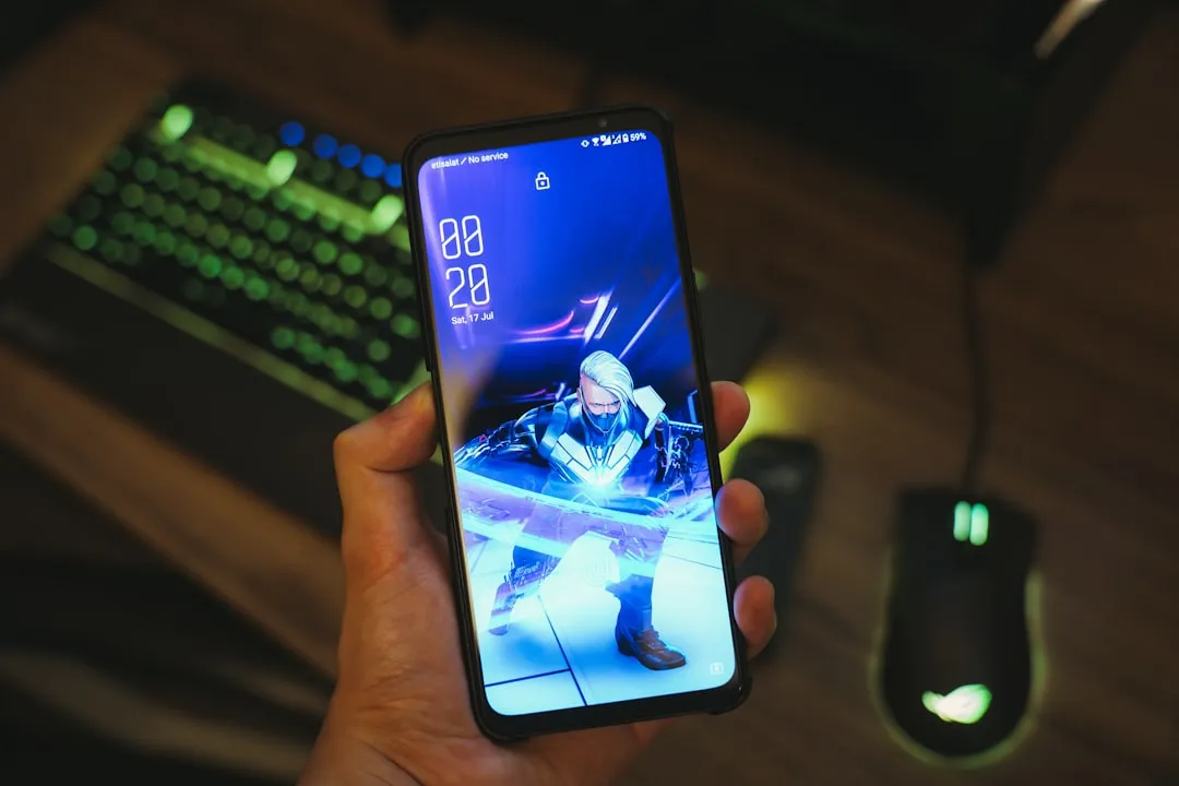 スマートフォンでモバイルゲームをプレイする若いユーザー：ゲーム内広告のターゲット層を示すイメージ